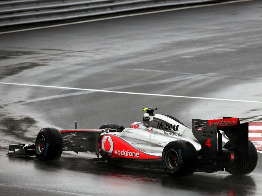  McLaren Mercedes-Benz MP4-26 2011 года  (фото 7 из 17)